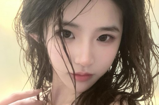 “前前任”去世前任劈腿！徐璐现身音乐节穿露背上衣大秀身材